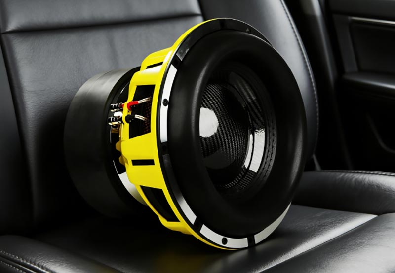 12-calowy subwoofer samochodowy z włókna węglowego: moc szczytowa 6000 W, nadchodzi mocny bas
